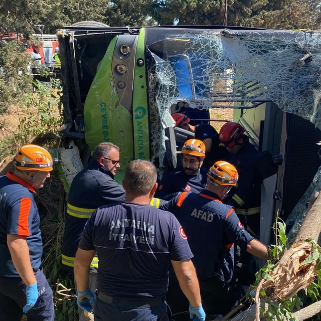 Antalya'da devrilen halk otobüsünün sürücüsü hayatını kaybetti
