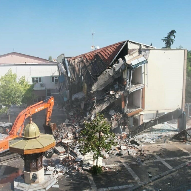 Sındırgı'da depremde hasar gören belediye oteli yıkıldı