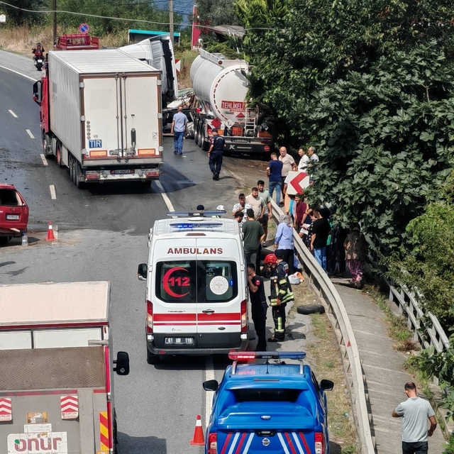Trabzon'da yakıt tankeri ile otomobilin çarpıştığı kazada 3 kişi yaralandı