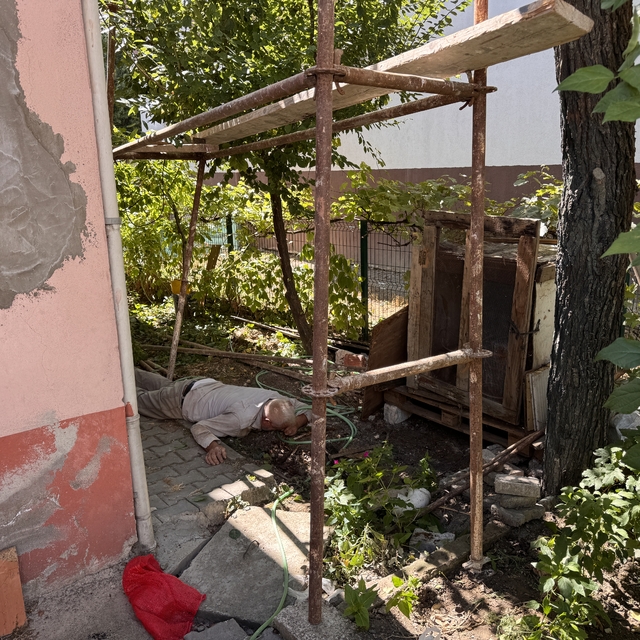 Bolu'da iskeleden düşen işçi yaralandı