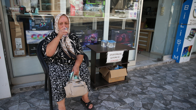 Ordu'da bir işletmeciden yorulan vatandaşlara ücretsiz su ikramı