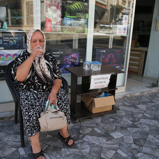 Ordu'da bir işletmeciden yorulan vatandaşlara ücretsiz su ikramı