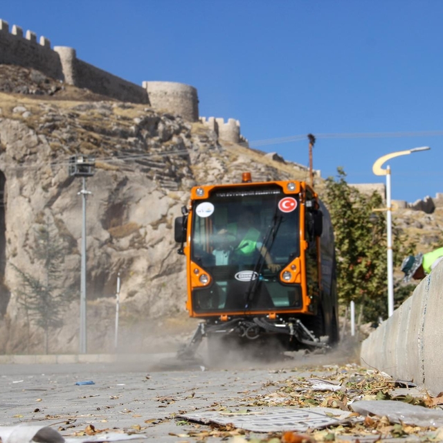 Van'da parklarda temizlik çalışması yapıldı