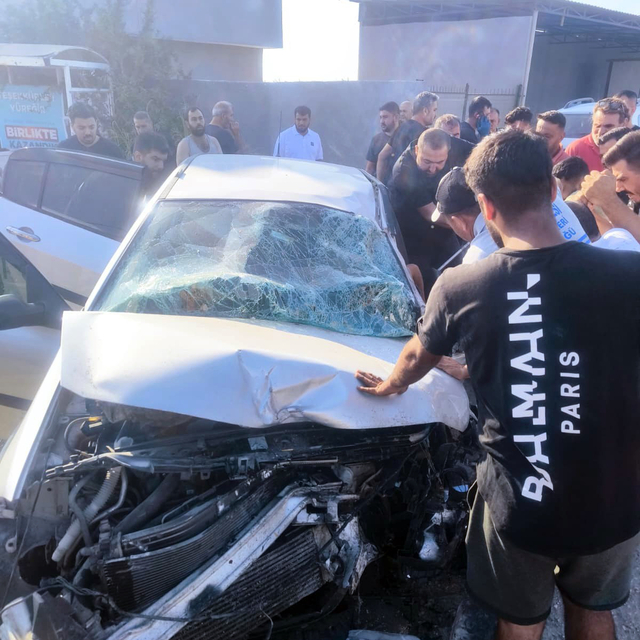 Adana'da traktöre çarpan otomobildeki bir kişi öldü, 3 kişi yaralandı