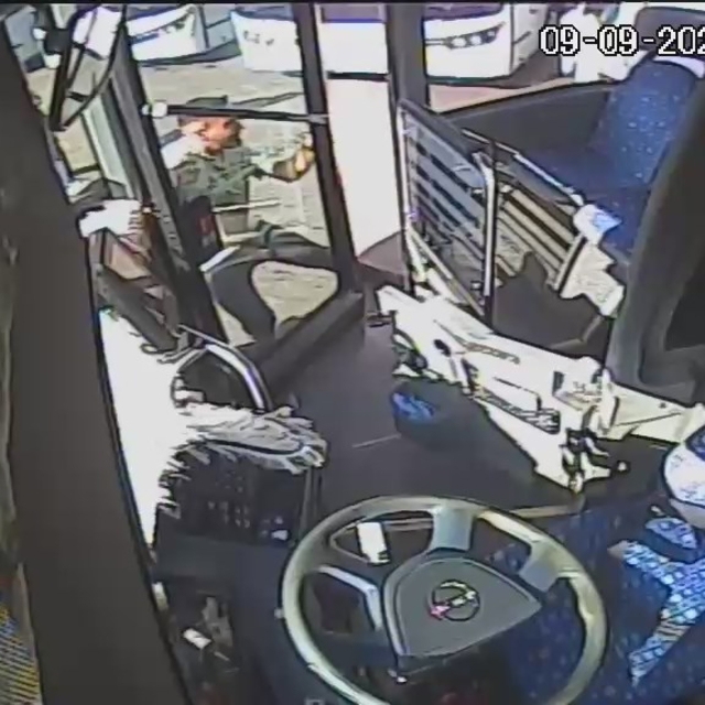 El freni çekilmeyen otobüs, başka otobüse çarptı; kaza kamerada