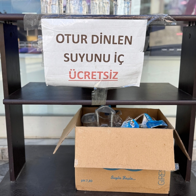 Yokuşta yorulanlara ücretsiz su ve dinlenme imkanı