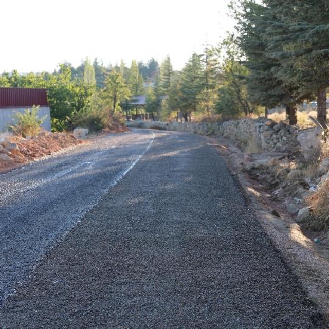 Gülnar Belediyesi Bardat Yaylası yolunda asfaltlama çalışması yaptı