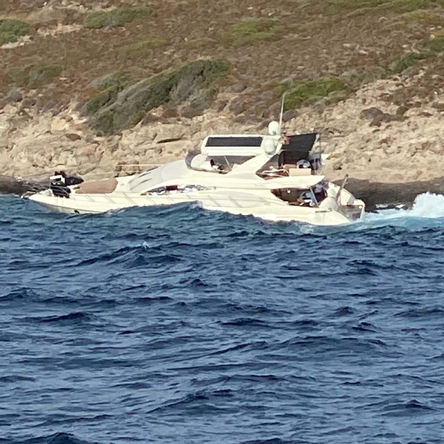 Bodrum'da sürüklenen motoryat, kayalıklara çarptı