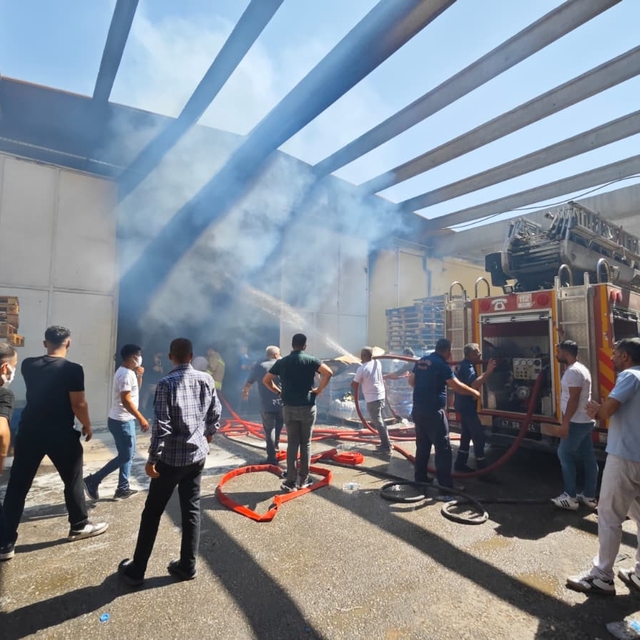 Mardin'de içecek deposunda yangın