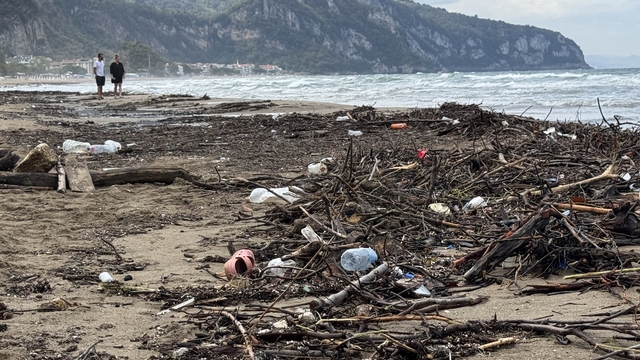 Bartın'da denize sürüklenen atıklar sahilde kirlilik oluşturdu