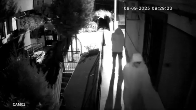 Hırsızlık için girdiği binada kapıları açamayınca terliklerini bırakıp ayakkabı çaldı