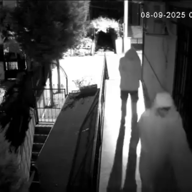 Hırsızlık için girdiği binada kapıları açamayınca terliklerini bırakıp ayak...