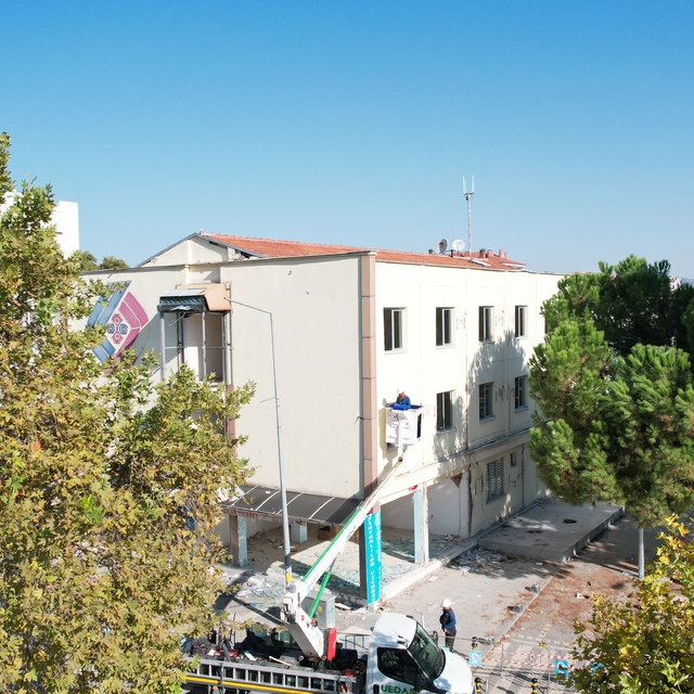 Sındırgı'da depremde ağır hasar alan otelin yıkımına başlandı