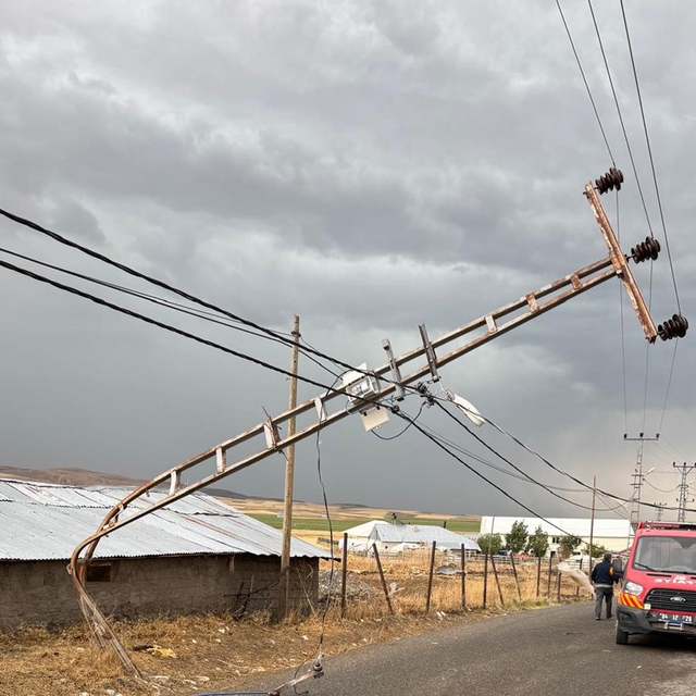 Ağrı'daki köyde 'rüzgar' hasarı