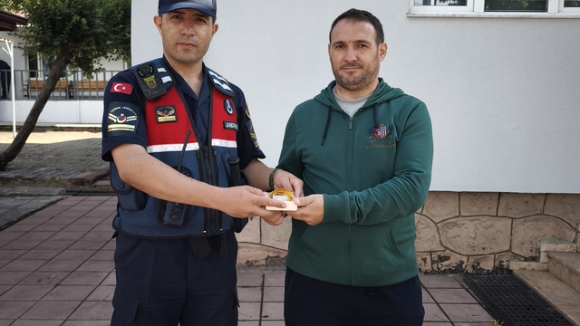 Bolu'da içerisinde ziynet eşyası olan çantanın sahibine nişan magnetinden ulaşıldı