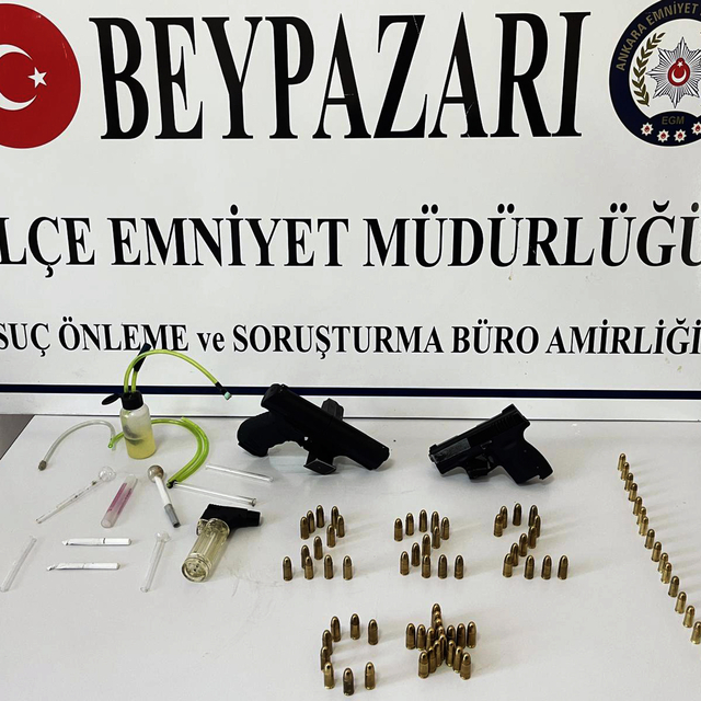 Beypazarı'nda bir araçta 2 tabanca ve sentetik uyuşturucu ele geçirildi