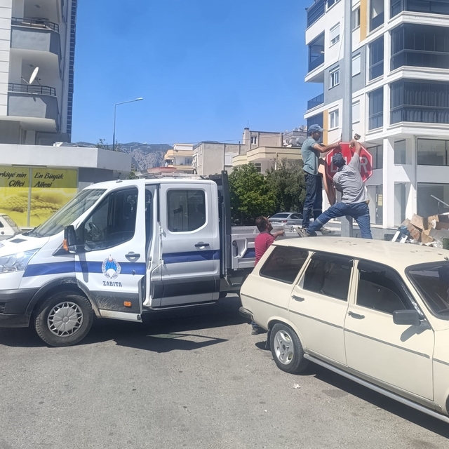 Bozyazı'da ara sokak ve kavşaklara uyarıcı levhalar konuldu