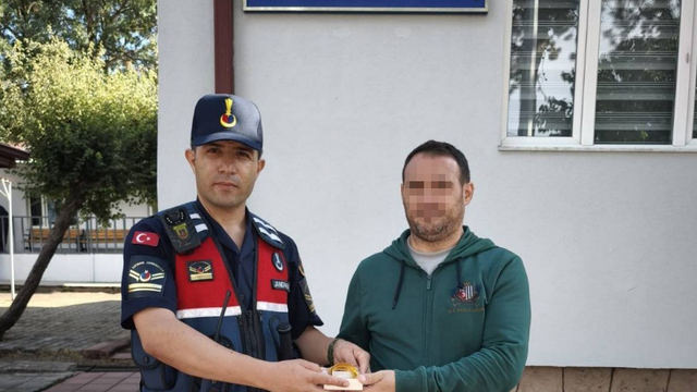 Bulunan altın dolu çanta sahibine teslim edildi
