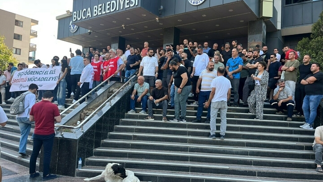 Buca'da maaş alamadıkları gerekçesiyle belediye binasını işgal eden işçilerin eylemi sürüyor