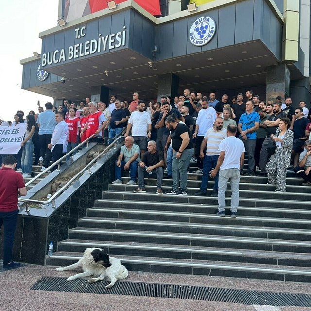 Buca'da maaş alamadıkları gerekçesiyle belediye binasını işgal eden işçiler...
