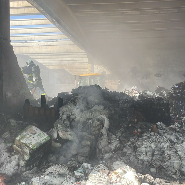 Mardin'de içecek deposunda yangın (2)