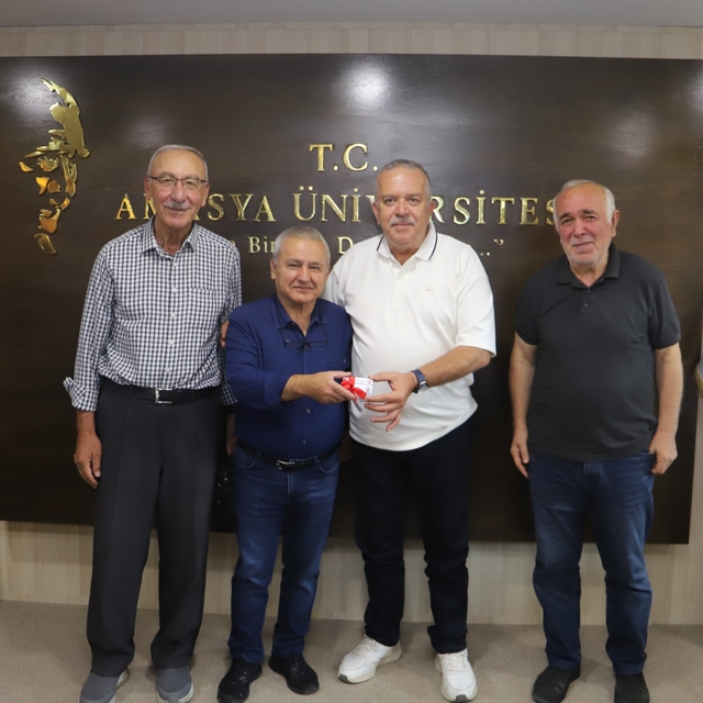 Amasya'da 65 yaşındaki üniversite öğrencisine kimlik belgesi törenle verild...