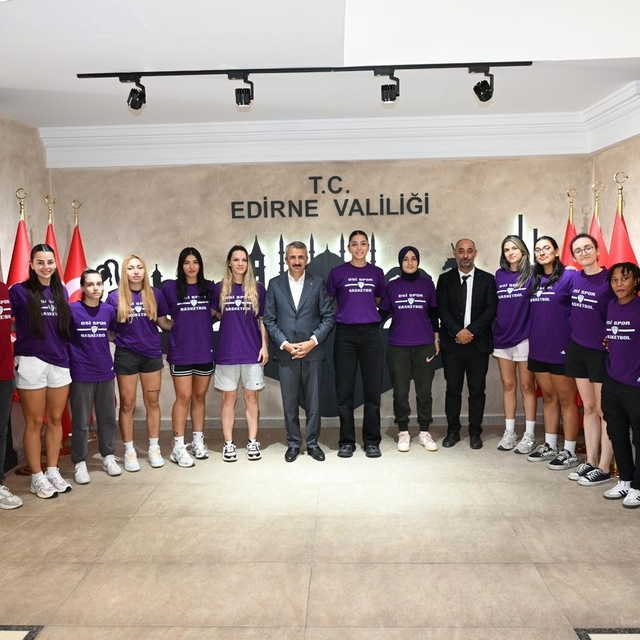 DSİ Kadın Basketbol Takımı Vali Sezer'i ziyaret etti