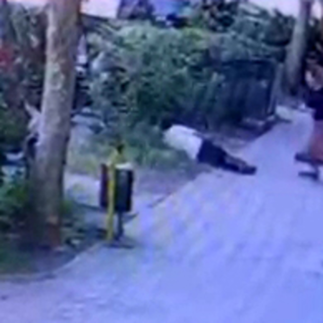 Ailesiyle yürürken husumetlisi bacağından vurdu