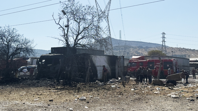 Bornova'da konteynerde çıkıp kamyona sıçrayan yangın söndürüldü