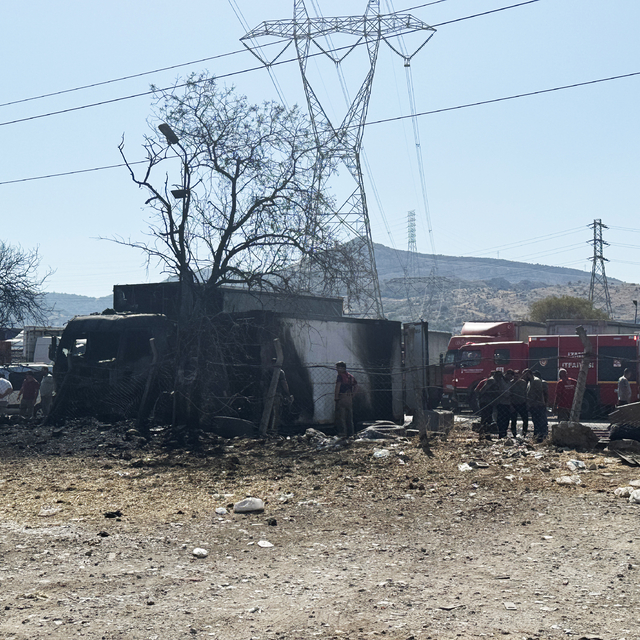 Bornova'da konteynerde çıkıp kamyona sıçrayan yangın söndürüldü
