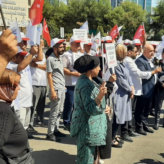 Diyarbakır'da bazı belediyelerde işten çıkarılan işçilerin eylemi sürüyor