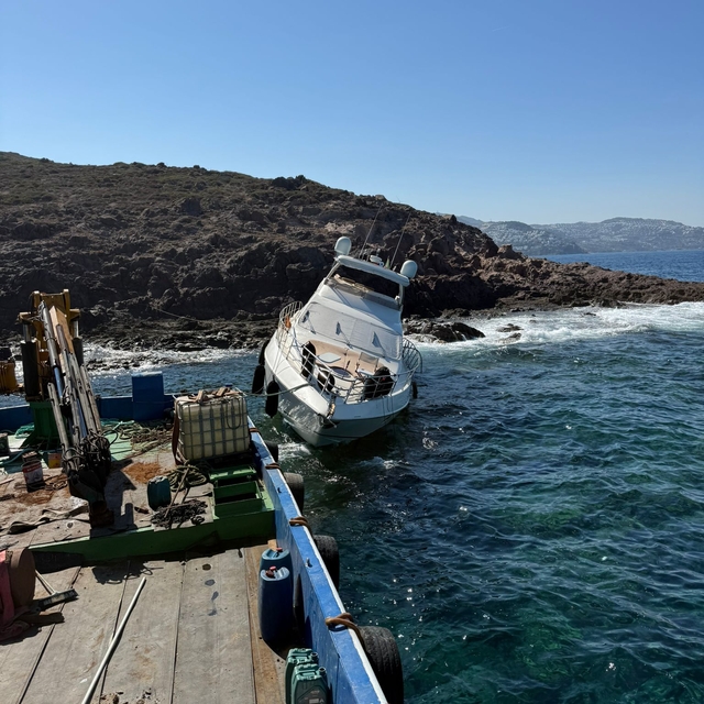 Bodrum'da kayalıklara çarpan motoryattaki 2 kişi kurtarıldı