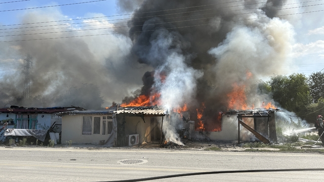 Sakarya'da kavgada ateşe verilen 4 ev kullanılamaz hale geldi