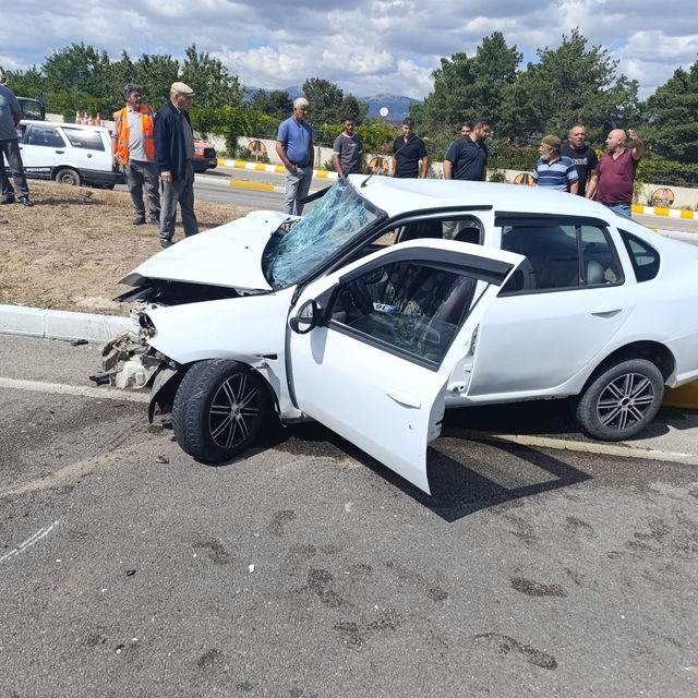 Sivas'ta kepçeye çarpan otomobilin sürücüsü yaralandı