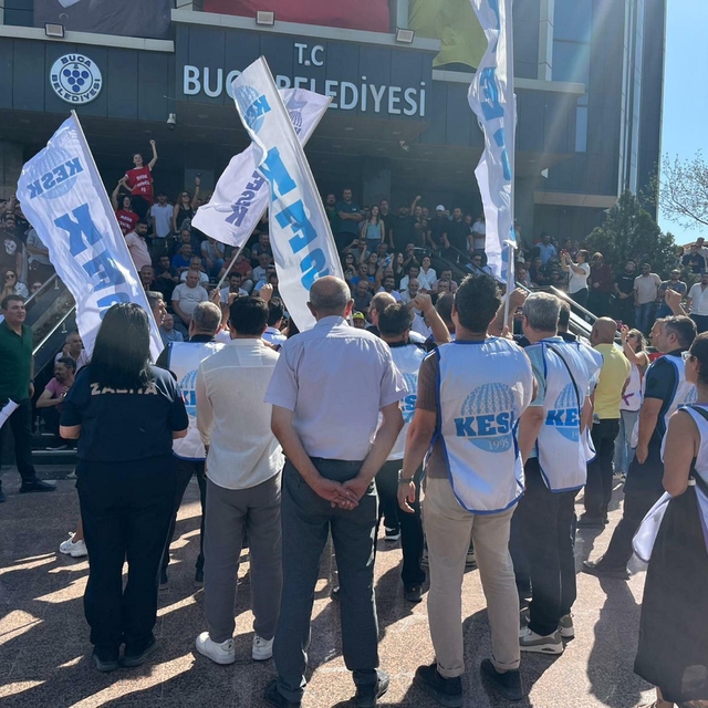 Buca'da maaş alamadıkları gerekçesiyle belediye binasını işgal eden işçiler...