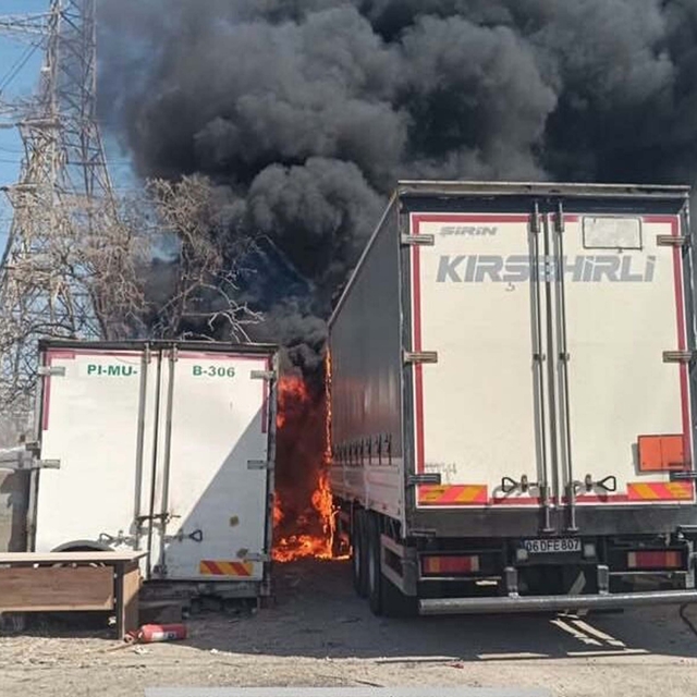 İzmir'de TIR garajında yangın