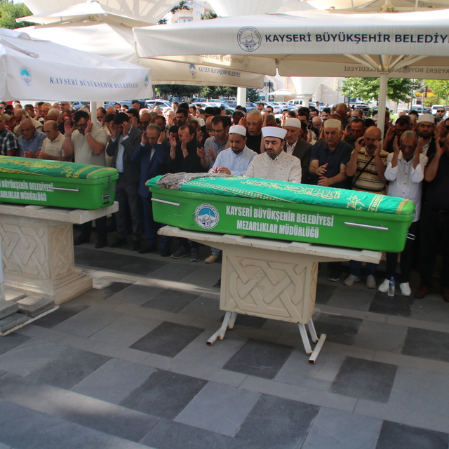 İki otomobilin çarpıştığı kazada ölü sayısı 3'e çıktı; kaza kamerada (2)