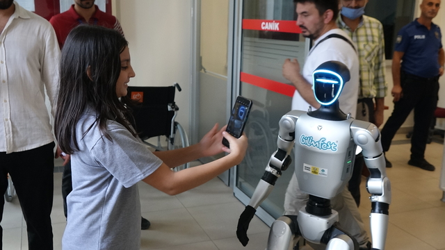 Robot Festman'a fahri kimlik belgesi
