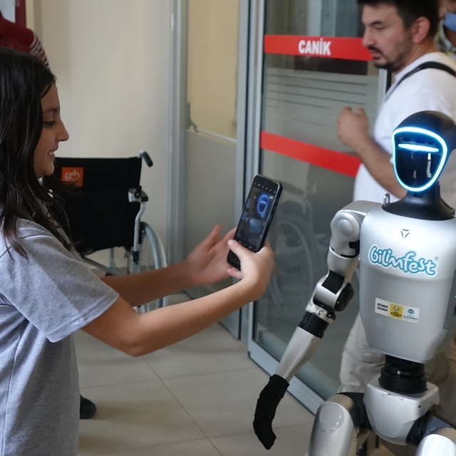 Robot Festman'a fahri kimlik belgesi