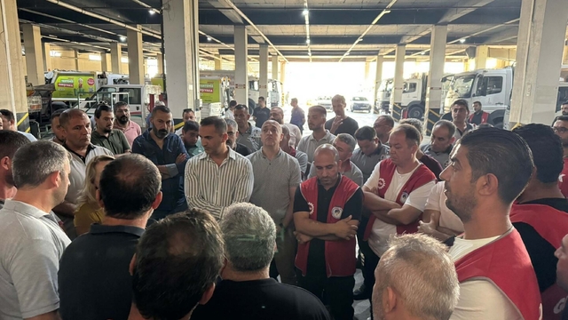 İzmir Karşıyaka'da grev kararı sonrası sokaklarda çöp yığınları oluştu (2)