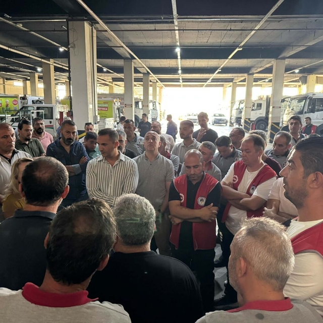 İzmir Karşıyaka'da grev kararı sonrası sokaklarda çöp yığınları oluştu (2)