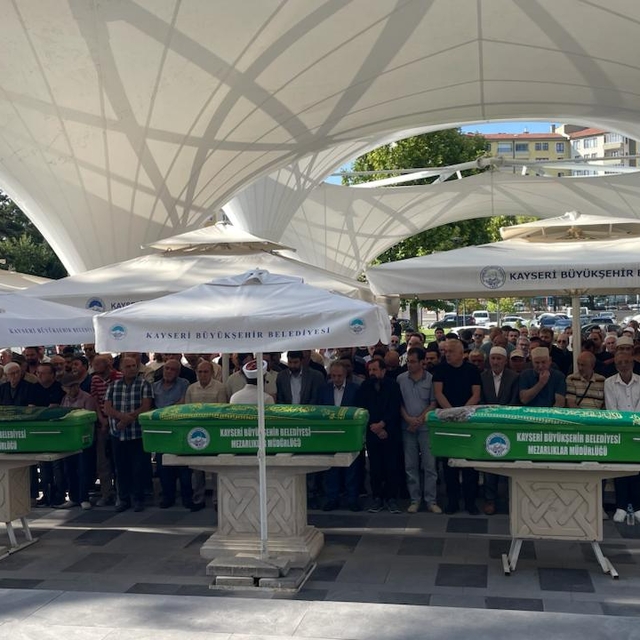 Kayseri'deki trafik kazasında ölen anne ve oğlu toprağa verildi