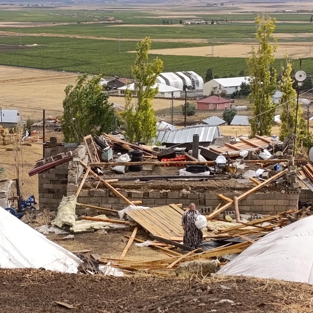 Ağrı'da fırtına 44 ev ve 30 ahırın çatısını uçurdu