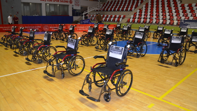 Muş'ta engellilere 20 tekerlekli sandalye dağıtıldı