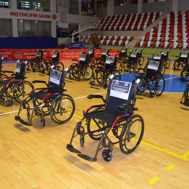 Muş'ta engellilere 20 tekerlekli sandalye dağıtıldı