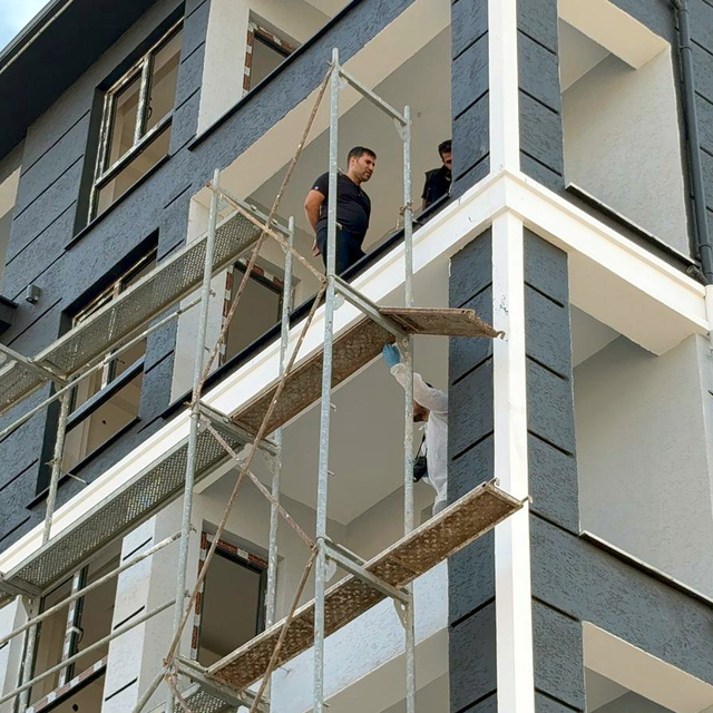 İnşaatta boya yapan işçi, 4'üncü kattan düşüp öldü