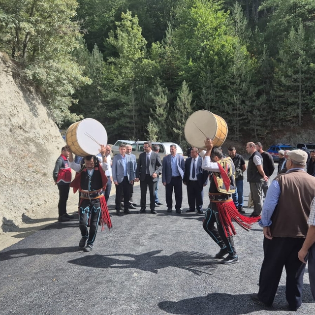 Kastamonu'da yolu asfaltlanan köyün sakinleri davul zurna ile kutlama yaptı