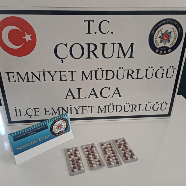 Çorum'da üzerlerinde uyuşturucu bulunan 3 şüpheli gözaltına alındı