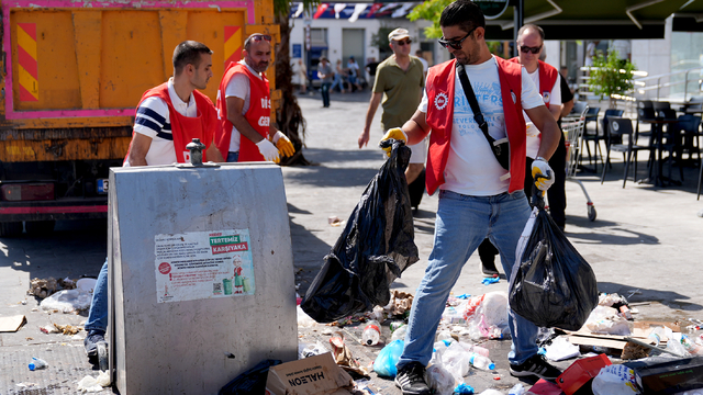 İzmir'in Karşıyaka ve Konak ilçelerinde biriken çöplere mahalleliden tepki