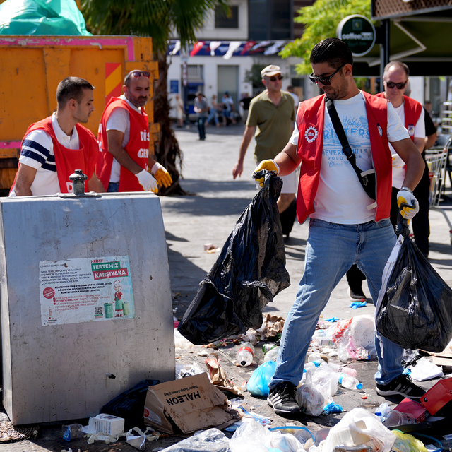 İzmir'in Karşıyaka ve Konak ilçelerinde biriken çöplere mahalleliden tepki